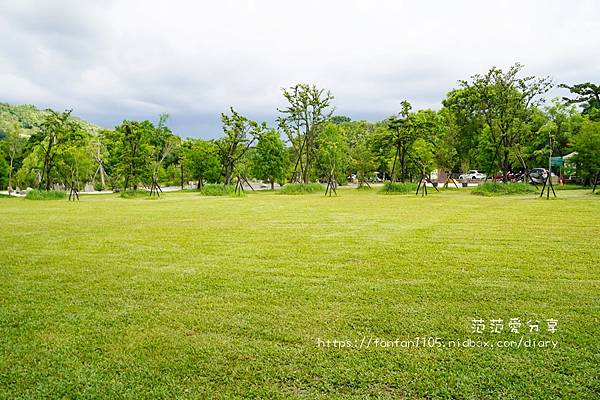 民間親子生態園區 免門票超大親子公園｜超大彩虹溜滑梯｜大草皮｜天空步道｜還有遮陽 親子休閒娛樂的好地方 (14).JPG