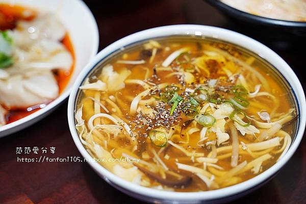 【中和炒飯】菱東方｜平價鼎泰豐｜炒飯｜麵食｜炒手｜必點排骨蛋炒飯 (5).JPG