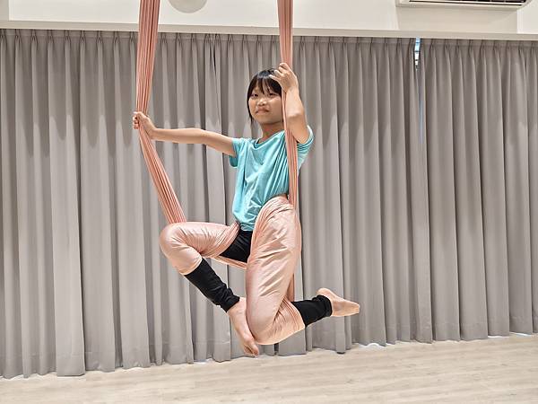 【台北親子課程】101空中藝術｜兒童空中瑜珈｜訓練核心與手腳協調｜兒童室內課程 (16).jpg
