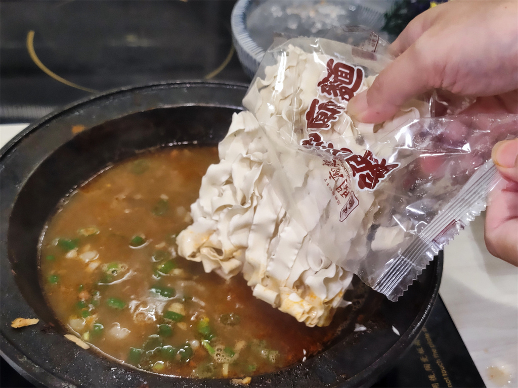 【中壢 美食】狂一鍋 中山東店  新鍋推出 燒酒烏骨雞蛤蜊鍋