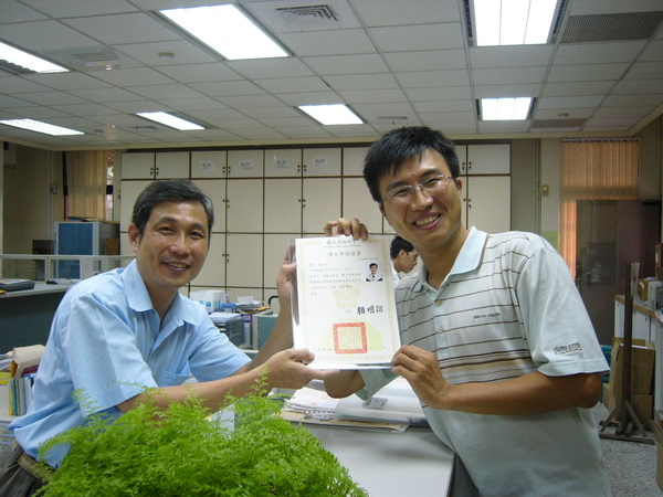 從和氣的吳大哥手中接到證書,真正的受證典禮 從和氣的吳大哥手中接到證書,真正的受證典禮