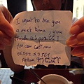 一個waiter跟Nicole搭訕 傳小紙條給Nicole 超可愛的