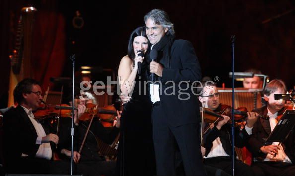 2008.10.12_Andrea Bocelli and Laura Pausini perform a duet at a Memorial Concert to Luciano Pavarotti