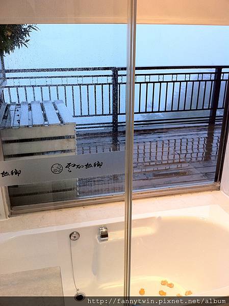 可以邊泡澡邊欣賞雲霧。(浴缸裡是小朋友的玩具XD)