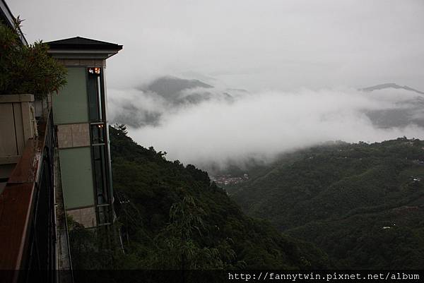 左側的碧湖被雲霧蓋住了！