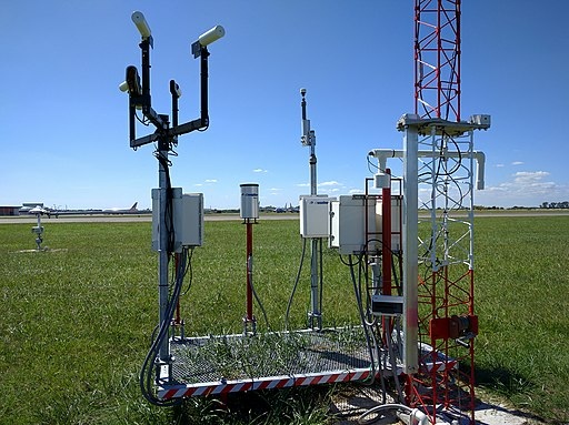 AWOS_(Automated_Weather_Observation_System)_at_midfield_location_of_Ezeiza_airport_-_panoramio.jpg