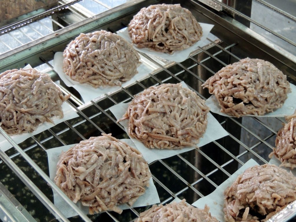 食記 赤山肉圓大塊肉蒸肉圓古早味芋丸配碗四神湯的台灣味午餐 俺是老終吃很胖