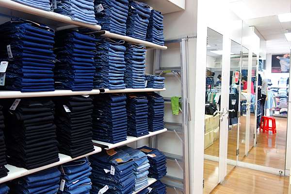 factory outlet levi's