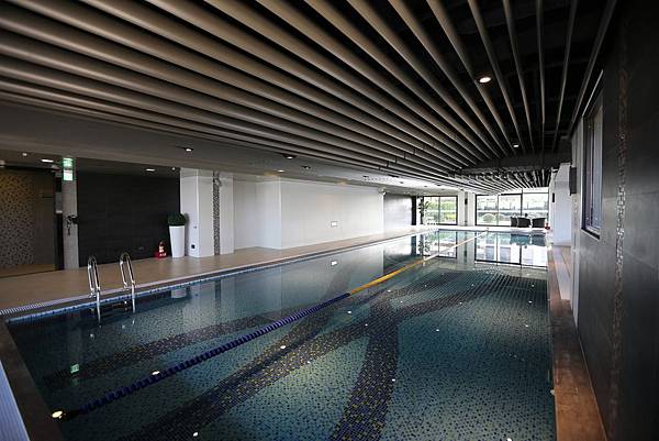 中和左岸/中和建案/紫金園-遠雄社區的健身房跟游泳池2