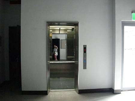 電梯(左邊就是洗手間).JPG