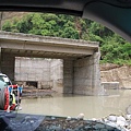 被荖濃溪河水沖斷的道路