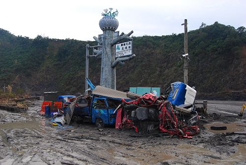 被河水沖走然後被撞得稀巴爛的車子