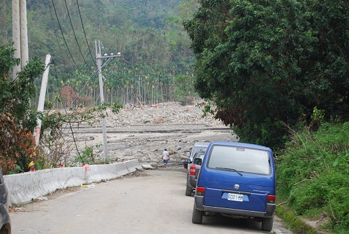 前往小林村的道路已經被土石阻斷