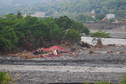 荖濃溪旁的民宅被沖毀