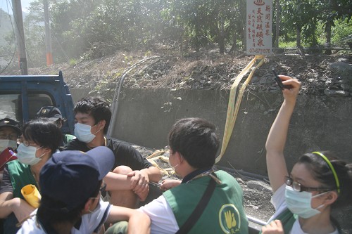 一群人在發財車上