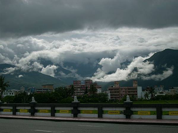 早上下大雨 雲很重