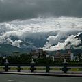 早上下大雨 雲很重