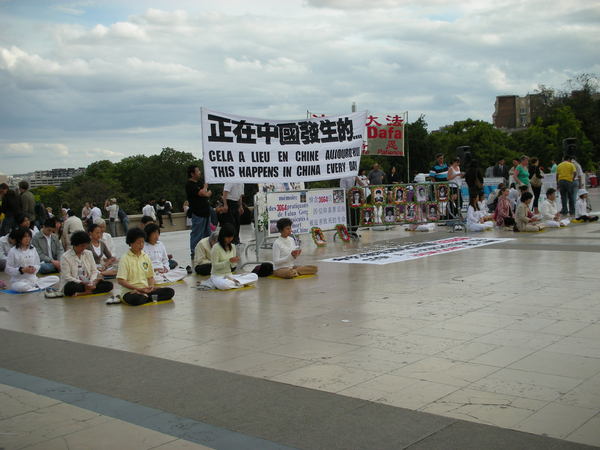 法輪功學員靜坐