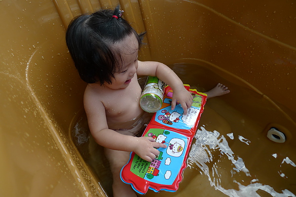 假裝看一下書，免得媽媽說我沒氣質