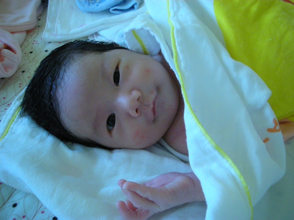 你可以再靠近一點(這是算命仙的手勢嗎?)