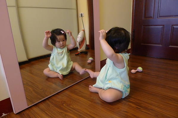 "我會這樣舉高手手!你會嗎???"