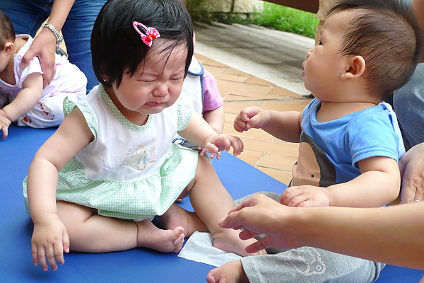 "馬麻，哥哥要拔我的髮夾啦!!!"