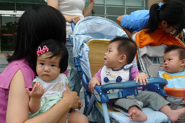 小妞你在看哪裡??