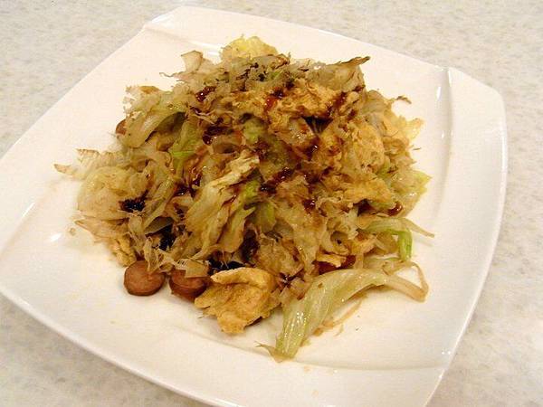 裝盤後洒上柴魚片再淋些蠔油....『お好み焼き風高麗菜』完成.jpg