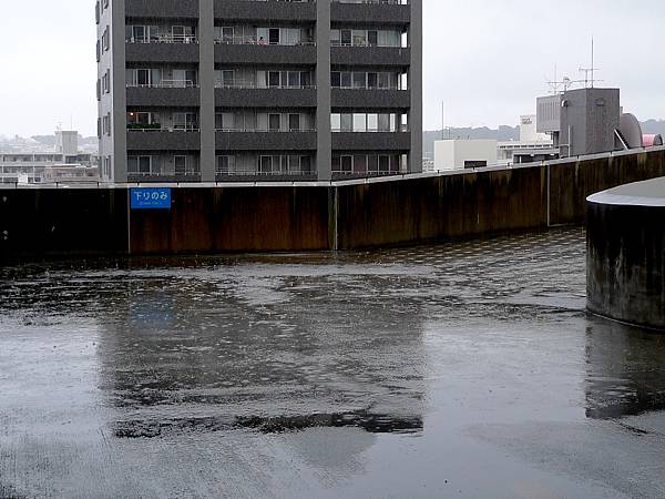 因為還在下大雨