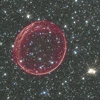 宇宙に浮かぶ赤いシャボン玉のような超新星爆発の痕跡（ＮＡＳＡ、欧州宇宙機関提供）.jpg