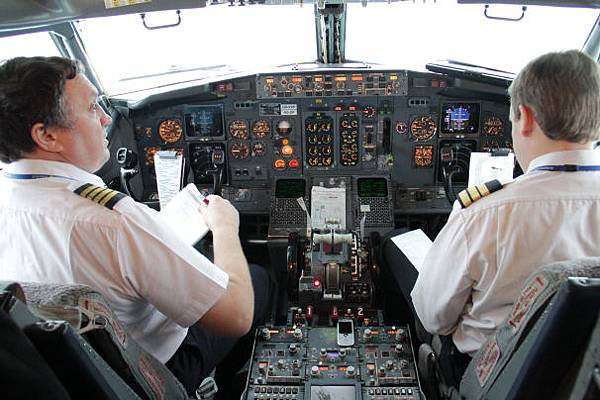 aerosvit_boeing-737-400_ur-vvp_pilot_cabin.jpg