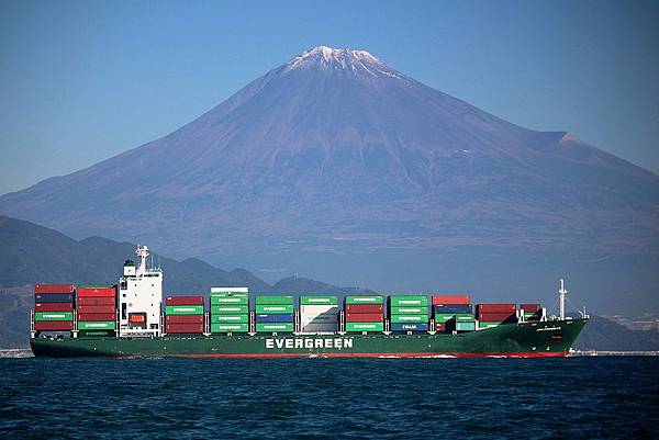 Mount_Fuji_and_Evergreen_container_ship_s2.JPG