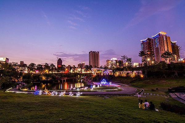 圖片來源:https://goo.gl/4PIWzm 許多的台中景點具有特色及多樣化的休閒空間、空間舒適宜人!不論是各種藝文表演或是名勝古蹟,台中景點所打造的現代與人文風情總是讓許多人印象深刻,像是全世界知名的「珍珠奶茶」就是從台中發跡的呢!趁著難得的暑期假期,來趟超夯的台中景點旅遊吧~ 台中景點推薦:台中國家歌劇院 臺中國家歌劇院位於西屯區七期重劃區裡的大型公有展演空間,為日本建築師伊東豊雄設計,佔地57,685平方公尺。歌劇院內擁有大劇院、中劇院、小劇場以及一個小型戶外劇場,另有餐飲空間與空中花園,因獨特的外型奪目,儼然已成為許多攝影迷必拍攝的場景了呢! 台中景點推薦:勤美誠品綠園道 勤美誠品位於台中公益路上,一棟被綠色所包圍的建築物,為一棟巧妙結合藝術與商業、充滿創意、時尚與都會潮流的賣場。每到假日,勤美誠品綠園道兩旁的市民廣場也總是擠滿人潮。除了美麗的勤美誠品可以逛之外,周圍的綠蔭大道也會不時的舉辦各式各樣的活動,是台中景點不可不去的好地方呢。 台中景點推薦:國立自然科學博物館 台灣首座將自然科學生活化的大型博物館,分為太空劇場、科學中心、生命科學廳、中國科學廳、地球環境廳及植物園等六大展示場。 館內不僅常有大型展覽,更有許多探索生命、世界的介紹,科學博物館資訊相當齊全,很適合親子一同來學習喔! 台中景點推薦:秋紅谷 秋紅谷設計師以英國地景大師LancelotBrowns的精神做為設計概念,特別融入曲折的河湖、丘陵意象,搭配自然的枕木步道及特殊的建築景觀。 特殊的景觀設計,下凹型的綠地景觀公園,內設有人工湖,植物及生態也都遍佈的相當豐富,白天,由上而下可綜覽整座秋紅谷的綠地景觀,夜晚點起微微燈光,更顯都會浪漫美感。 台中景點推薦:東海大學路思義教堂 路思義教堂是許多青年學子相當喜愛的台中景點。東海大學路思義教堂是東海大學最負盛名的建築師貝聿銘所設計,也是該校的精神所在! 整棟設計運用力學支撐,沒有一根柱子作為支架,整體的造型流線感非常的俐落,看似樑柱該存在的地方卻擺上了大片玻璃,整棟建築散發出一種令人嘆為觀止的氣氛。 這麼多美麗又獨特的台中景點,你一定要親自到訪,才能感受這些台中景點獨特的魅力。感受這些氣勢不凡的台中景點後,著名的夜市也不能錯過,到一中夜市及逢甲夜市大快朵頤一番,吃遍台中美食!這麼好玩又好吃的台中來一天怎麼夠呢?建議可以入住全新完工,地點絕佳的逢甲時尚會館,安排個兩天一夜玩遍大台中吧~ 圖片來源:https://goo.gl/4PIWzm 許多的台中景點具有特色及多樣化的休閒空間、空間舒適宜人!不論是各種藝文表演或是名勝古蹟,台中景點所打造的現代與人文風情總是讓許多人印象深刻,像是全世界知名的「珍珠奶茶」就是從台中發跡的呢!趁著難得的暑期假期,來趟超夯的台中景點旅遊吧~ 台中景點推薦:台中國家歌劇院 臺中國家歌劇院位於西屯區七期重劃區裡的大型公有展演空間,為日本建築師伊東豊雄設計,佔地57,685平方公尺。歌劇院內擁有大劇院、中劇院、小劇場以及一個小型戶外劇場,另有餐飲空間與空中花園,因獨特的外型奪目,儼然已成為許多攝影迷必拍攝的場景了呢! 台中景點推薦:勤美誠品綠園道 勤美誠品位於台中公益路上,一棟被綠色所包圍的建築物,為一棟巧妙結合藝術與商業、充滿創意、時尚與都會潮流的賣場。每到假日,勤美誠品綠園道兩旁的市民廣場也總是擠滿人潮。除了美麗的勤美誠品可以逛之外,周圍的綠蔭大道也會不時的舉辦各式各樣的活動,是台中景點不可不去的好地方呢。 台中景點推薦:國立自然科學博物館 台灣首座將自然科學生活化的大型博物館,分為太空劇場、科學中心、生命科學廳、中國科學廳、地球環境廳及植物園等六大展示場。 館內不僅常有大型展覽,更有許多探索生命、世界的介紹,科學博物館資訊相當齊全,很適合親子一同來學習喔! 台中景點推薦:秋紅谷 秋紅谷設計師以英國地景大師LancelotBrowns的精神做為設計概念,特別融入曲折的河湖、丘陵意象,搭配自然的枕木步道及特殊的建築景觀。 特殊的景觀設計,下凹型的綠地景觀公園,內設有人工湖,植物及生態也都遍佈的相當豐富,白天,由上而下可綜覽整座秋紅谷的綠地景觀,夜晚點起微微燈光,更顯都會浪漫美感。 台中景點推薦:東海大學路思義教堂 路思義教堂是許多青年學子相當喜愛的台中景點。東海大學路思義教堂是東海大學最負盛名的建築師貝聿銘所設計,也是該校的精神所在! 整棟設計運用力學支撐,沒有一根柱子作為支架,整體的造型流線感非常的俐落,看似樑柱該存在的地方卻擺上了大片玻璃,整棟建築散發出一種令人嘆為觀止的氣氛。 這麼多美麗又獨特的台中景點,你一定要親自到訪,才能感受這些台中景點獨特的魅力。感受這些氣勢不凡的台中景點後,著名的夜市也不能錯過,到一中夜市及逢甲夜市大快朵頤一番,吃遍台中美食!這麼好玩又好吃的台中來一天怎麼夠呢?建議可以入住全新完工,地點絕佳的逢甲時尚會館,安排個兩天一夜玩遍大台中吧~