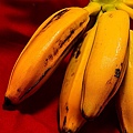 bananas-red-1629945-639x426.jpg