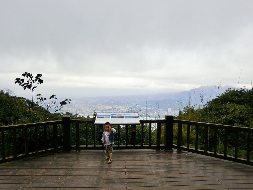新北景點-觀音山硬漢嶺登山步道，登上硬漢碑遠眺台北美景