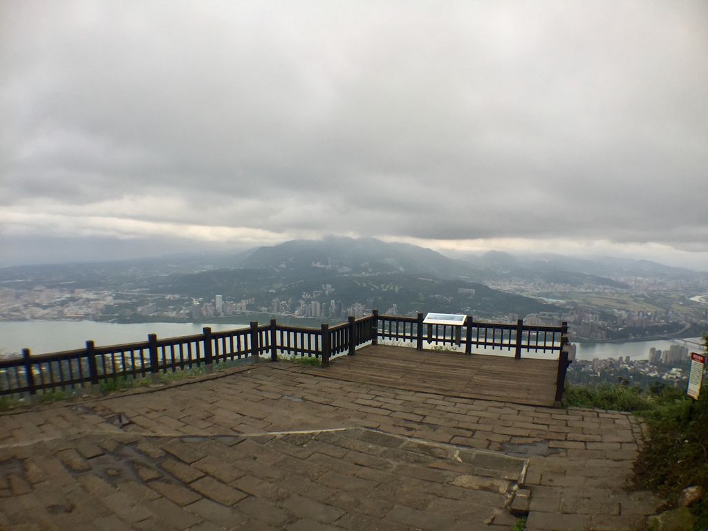 新北景點-觀音山硬漢嶺登山步道，登上硬漢碑遠眺台北美景