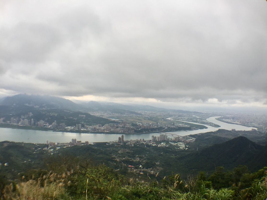 新北景點-觀音山硬漢嶺登山步道，登上硬漢碑遠眺台北美景