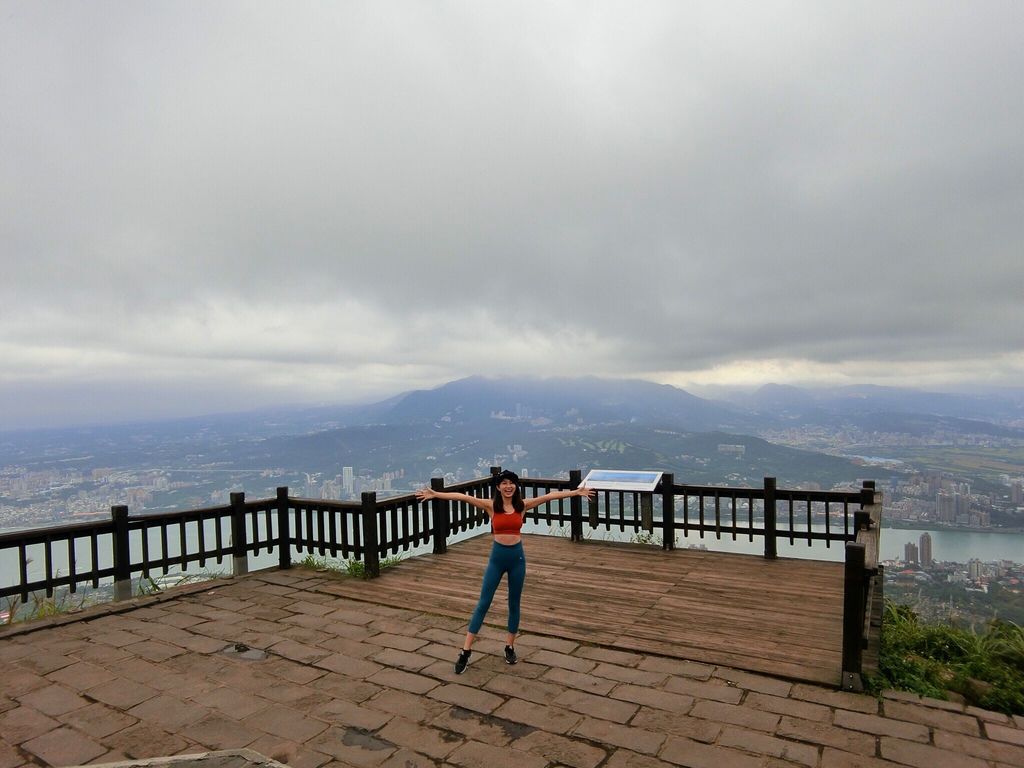新北景點-觀音山硬漢嶺登山步道，登上硬漢碑遠眺台北美景