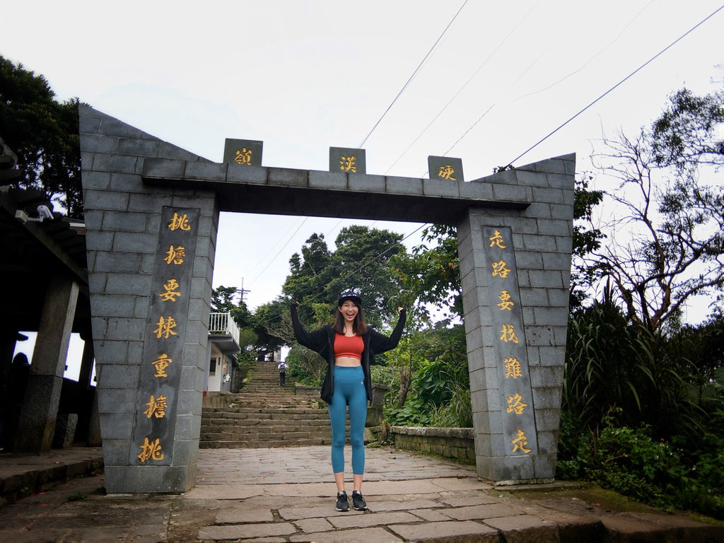 新北景點-觀音山硬漢嶺登山步道，登上硬漢碑遠眺台北美景
