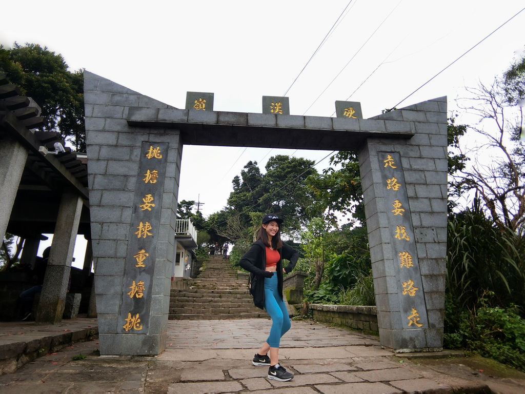 新北景點-觀音山硬漢嶺登山步道，登上硬漢碑遠眺台北美景