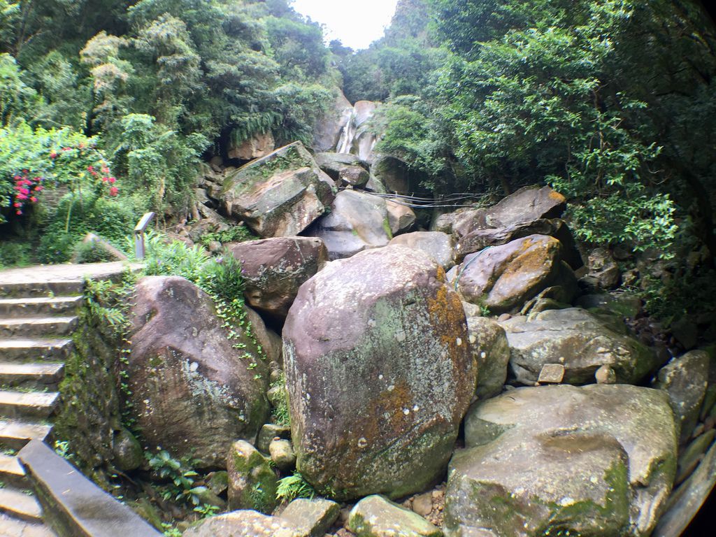 台北內湖登山步道-出發圓覺寺步道的『圓覺瀑布』,感受大自然的芬多精