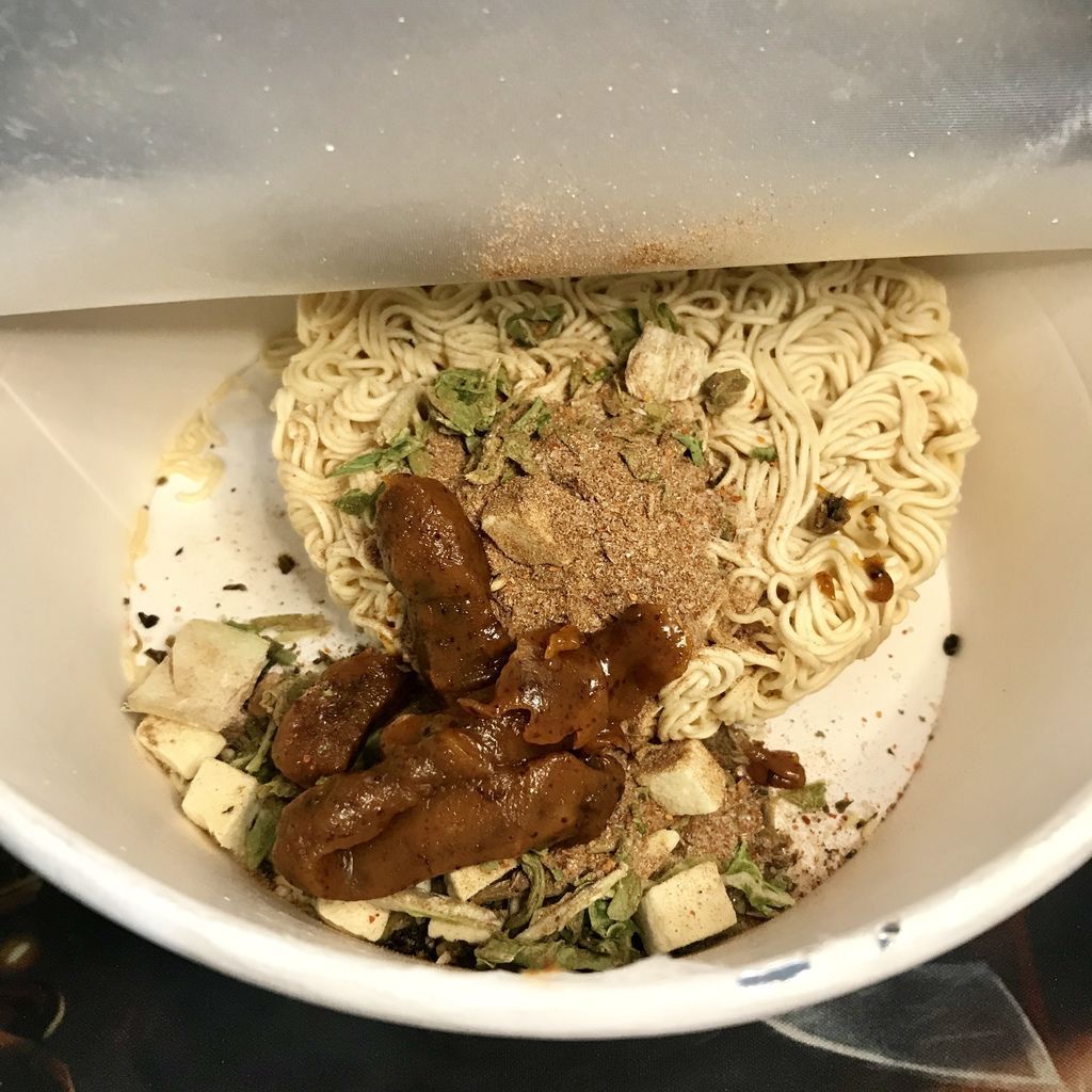 超商素食泡麵-維力素飄香麻辣燙風味麵，給你很夠味的麻辣感！