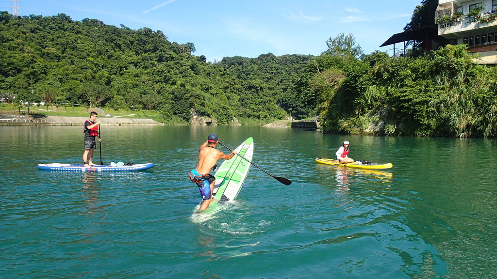 台北一日遊新玩法！今年夏天一定要玩的水上運動-SUP立槳衝浪【丁小羽旅遊篇】