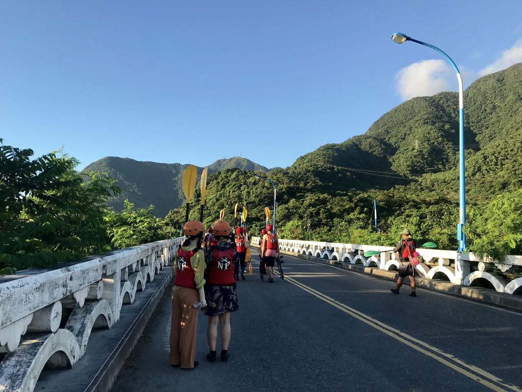 宜蘭一日遊必去的宜蘭景點-東澳烏岩角!體驗獨木舟、走訪海蝕洞、神秘沙灘