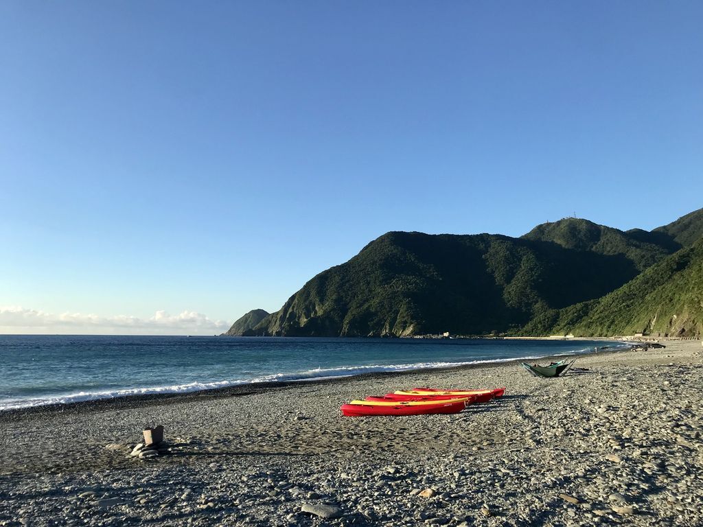 宜蘭一日遊必去的宜蘭景點-東澳烏岩角!體驗獨木舟、走訪海蝕洞、神秘沙灘