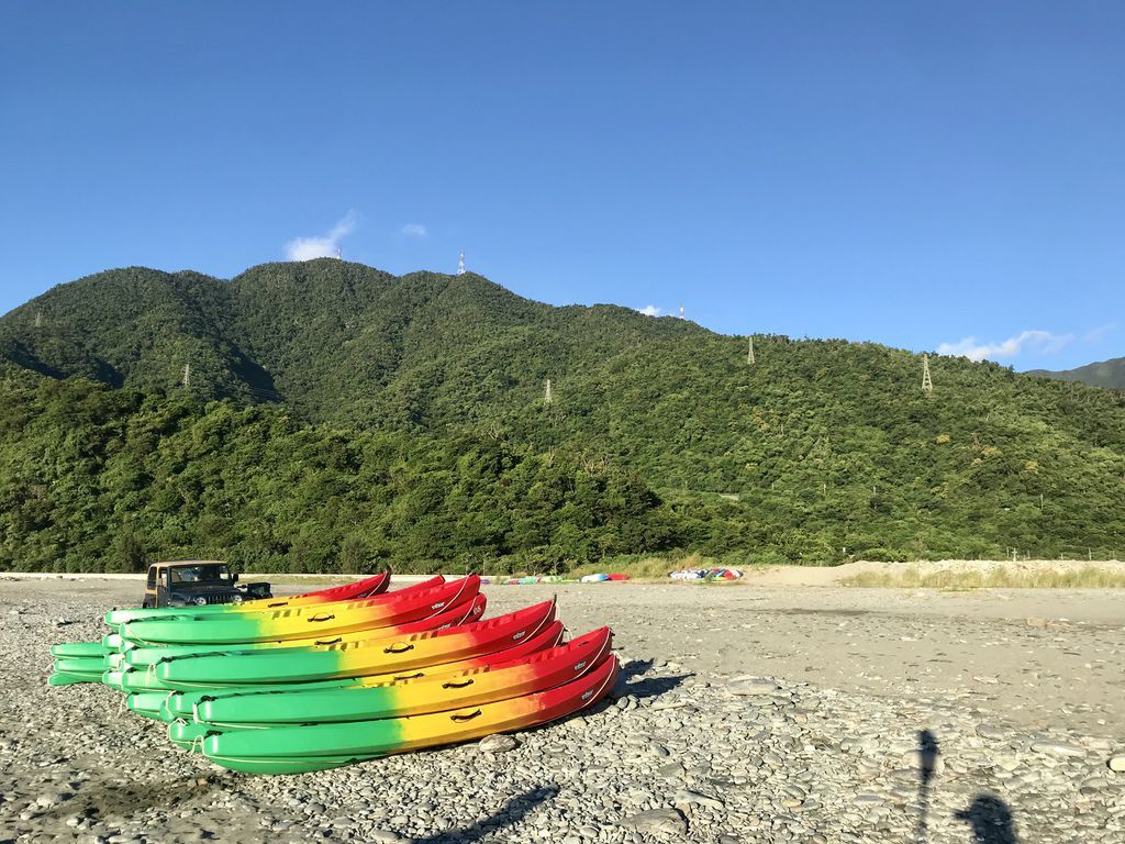 宜蘭一日遊必去的宜蘭景點-東澳烏岩角!體驗獨木舟、走訪海蝕洞、神秘沙灘