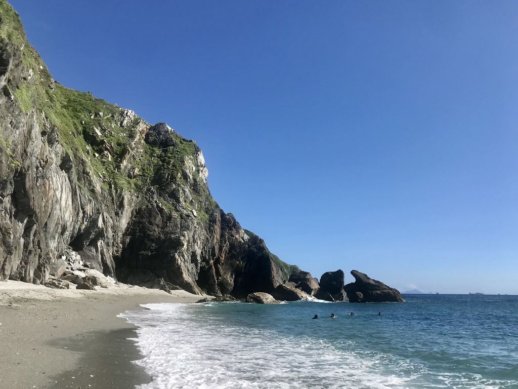 宜蘭一日遊必去的宜蘭景點-東澳烏岩角!體驗獨木舟、走訪海蝕洞、神秘沙灘