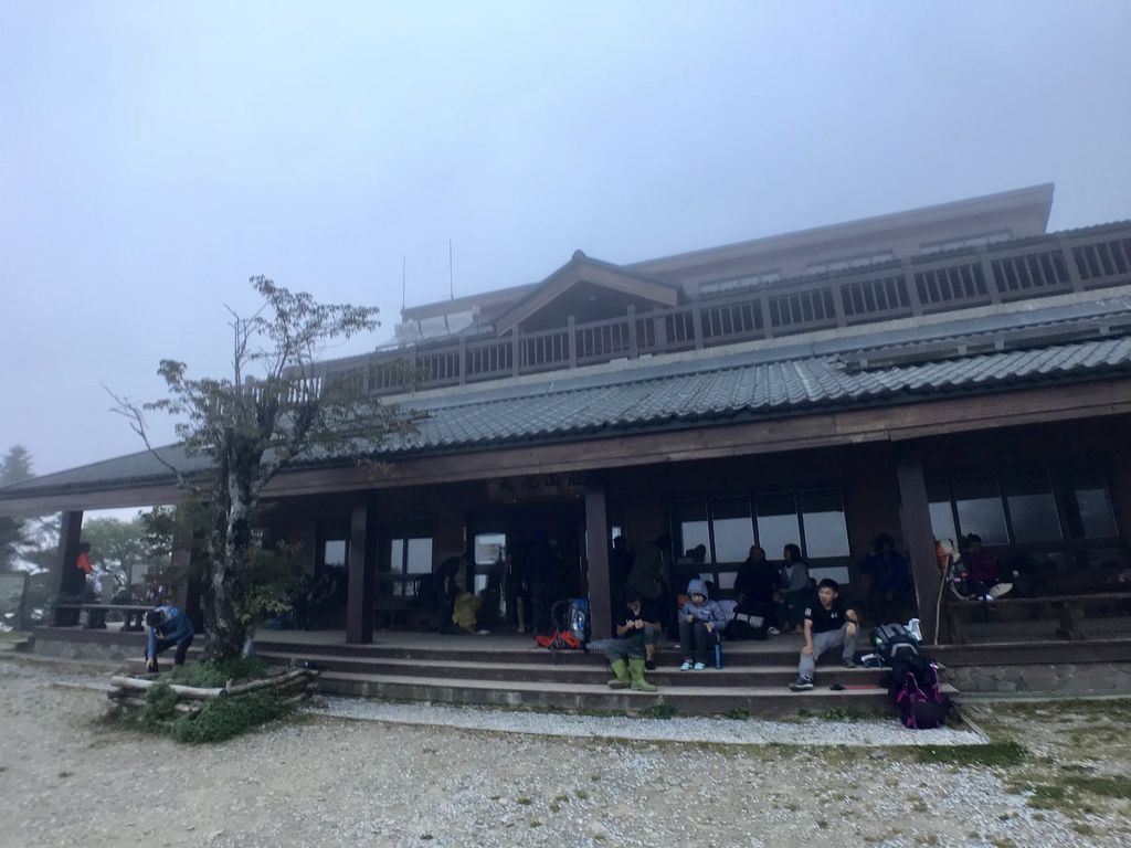 台灣百岳最豪華山屋-天池山莊！五星級的日式建築