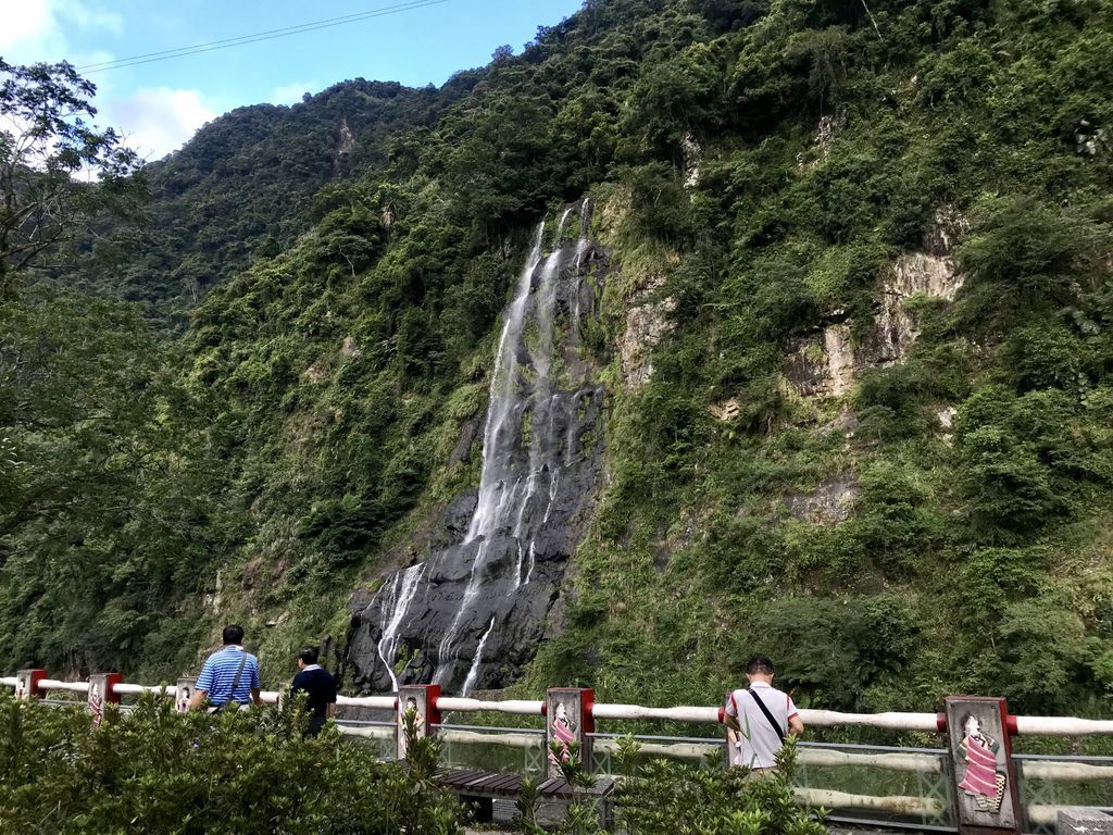 烏來一日遊必去的烏來景點-觀賞十分壯觀的烏來瀑布