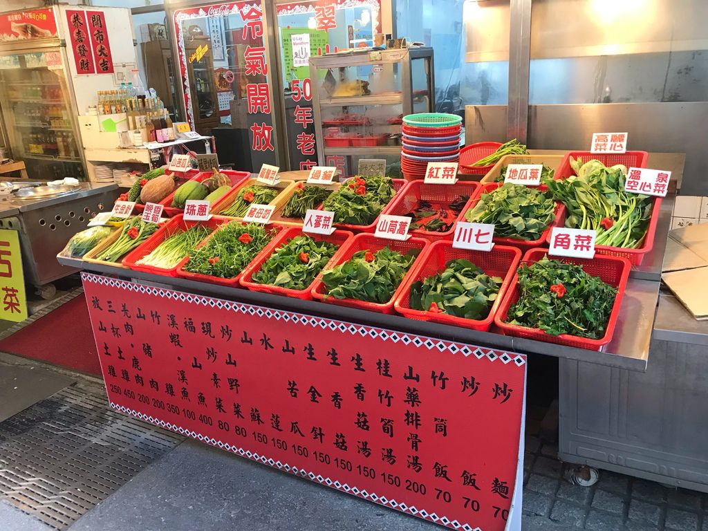 新北一日遊之烏來景點怎麼玩？逛烏來老街，搭烏來台車觀賞烏來瀑布